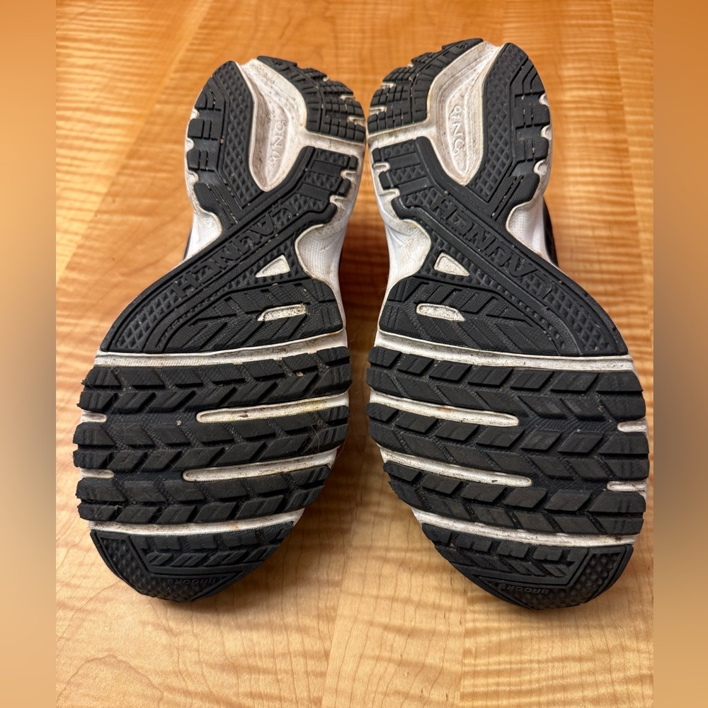 Brooks Women’s Launch Black and White Running Shoes. Size 7 - Picture 2 of 5